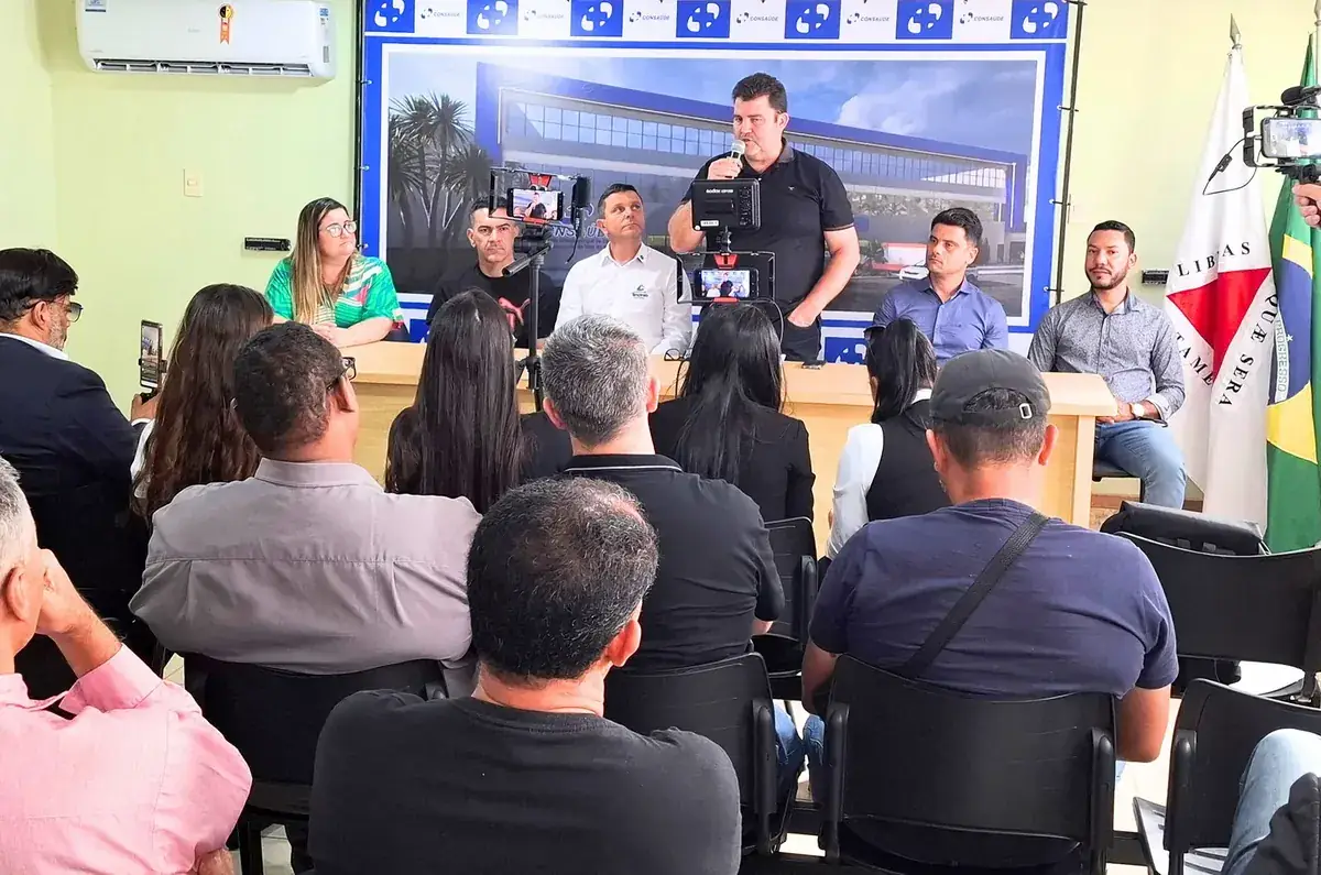 Márcio Lima discursando em reunião do CONSAÚDE