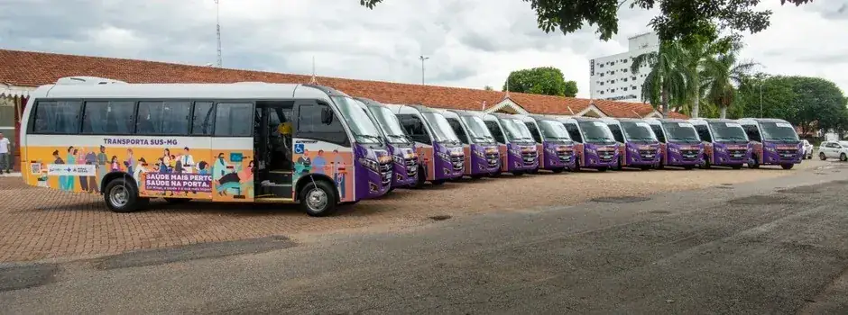 Frota de ônibus do Transporta SUS enfileirada